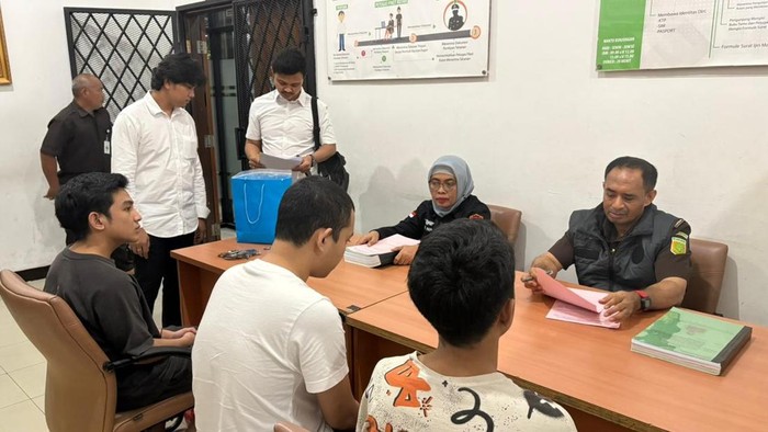 Bareskrim Limpahkan Tiga Tersangka Kasus Peredaran Vape Etomidate ke Kejari Jakarta Selatan