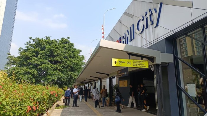 Suasana BNI City di Hari Pertama Jadi Pengganti Stasiun Karet, Penumpang Mulai Beradaptasi