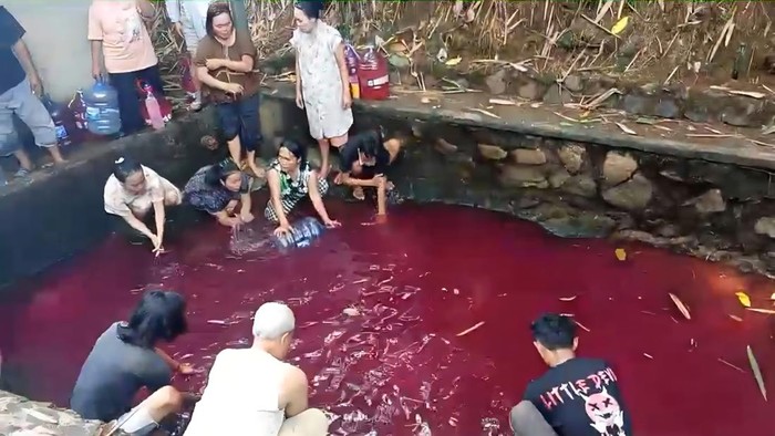 Air Kolam di Gunung Sindur Bogor Mendadak Berwarna Merah, Sampel Diperiksa di Laboratorium